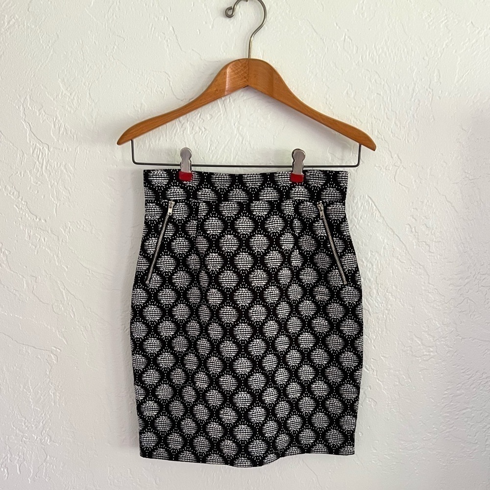 H&M skirt size 4. Two zipper pockets up front and zipper back closure.